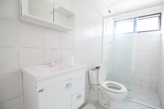 Banheiro de apartamento à venda com 2 quartos, 54m² em Jardim Monte Alegre, Taboão da Serra