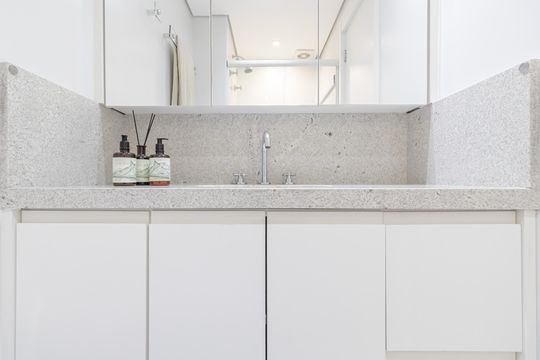Banheiro de kitnet/studio à venda com 1 quarto, 26m² em Indianópolis, São Paulo