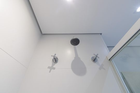 Banheiro de kitnet/studio à venda com 1 quarto, 26m² em Indianópolis, São Paulo