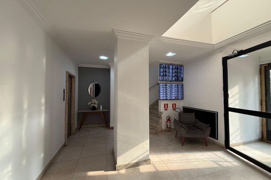 Hall de entrada de apartamento para alugar com 1 quarto, 62m² em República, São Paulo