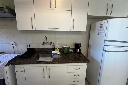 Cozinha de apartamento para alugar com 1 quarto, 72m² em Barra da Tijuca, Rio de Janeiro
