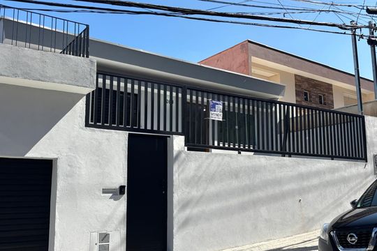Fachada  de casa à venda com 3 quartos, 140m² em Demarchi, São Bernardo do Campo