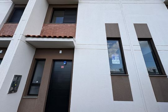 Fachada de casa de condomínio para alugar com 2 quartos, 68m² em Parque Residencial Candido Portinari, Ribeirão Preto
