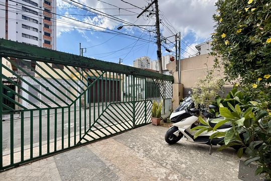 Garagem  de casa à venda com 2 quartos, 150m² em Campo Belo, São Paulo