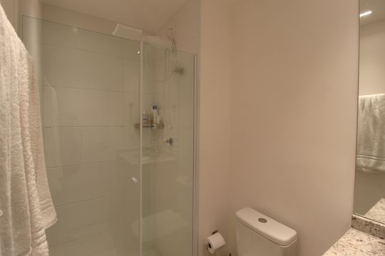 Banheiro da Suíte de apartamento para alugar com 1 quarto, 26m² em Vila Nova Conceição, São Paulo