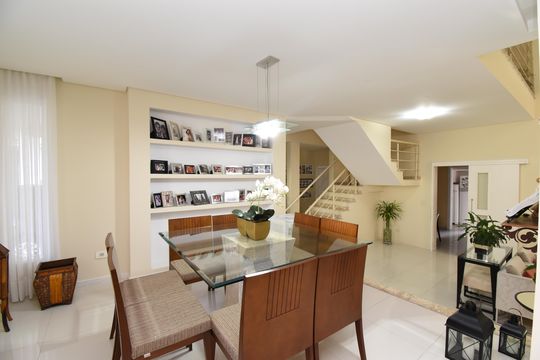 Sala de casa de condomínio à venda com 5 quartos, 280m² em Campo Comprido, Curitiba