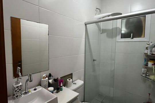 Banheiro de apartamento à venda com 2 quartos, 53m² em Restinga, Porto Alegre