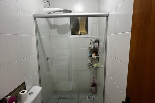Banheiro de apartamento à venda com 2 quartos, 53m² em Restinga, Porto Alegre