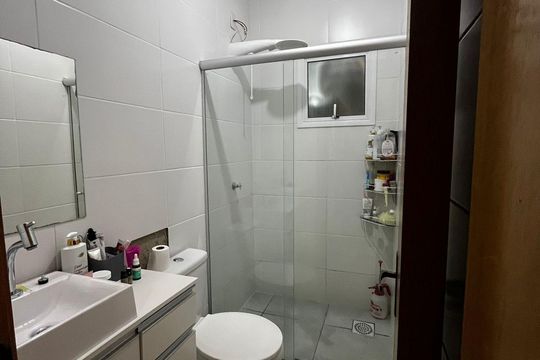 Banheiro de apartamento à venda com 2 quartos, 53m² em Restinga, Porto Alegre