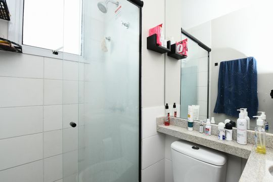 Banheiro de apartamento à venda com 3 quartos, 68m² em Jk, Contagem