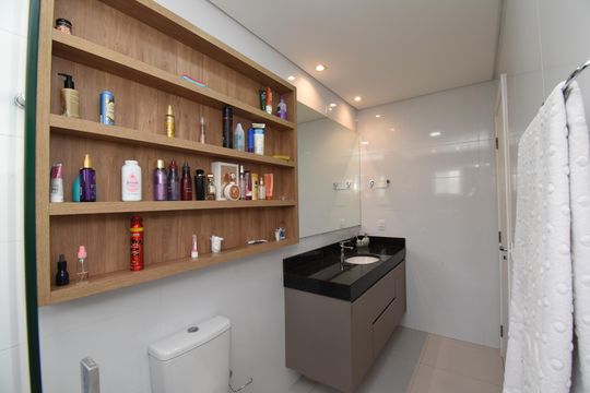 Banheiro da Suíte de casa de condomínio à venda com 3 quartos, 148m² em Cajuru, Curitiba