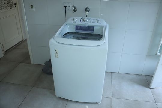Área de serviço de casa de condomínio para alugar com 7 quartos, 591m² em Chácaras Eliana, Cotia