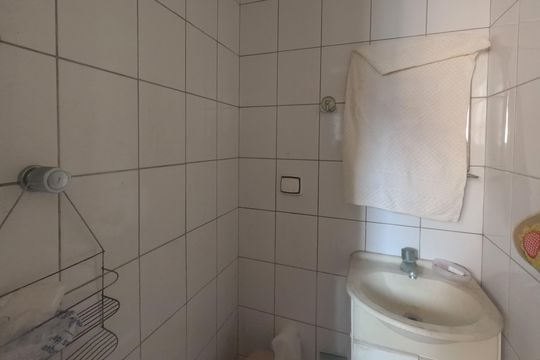 Banheiro de Serviço de apartamento para alugar com 1 quarto, 102m² em Gonzaga, Santos