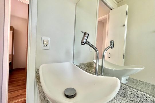 Banheiro  de apartamento à venda com 2 quartos, 50m² em Vila Paulista, São Paulo