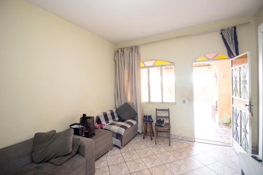 Sala de casa à venda com 4 quartos, 360m² em Industrial, Contagem