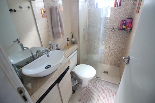 Banheiro de apartamento à venda com 2 quartos, 44m² em Diamante, Contagem