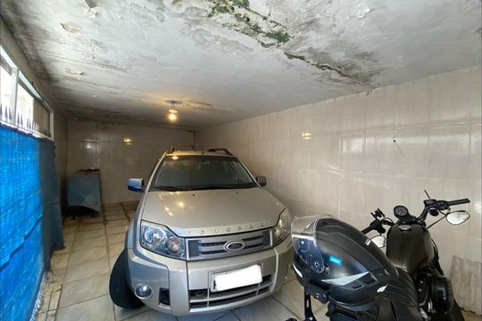 Garagem de casa à venda com 2 quartos, 300m² em Vila Gustavo, São Paulo