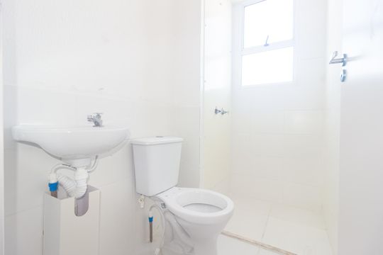Banheiro de apartamento para alugar com 2 quartos, 41m² em Guaratiba, Rio de Janeiro