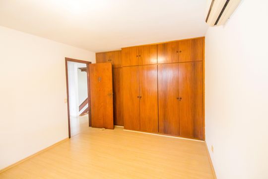 Quarto de casa de condomínio para alugar com 4 quartos, 490m² em Alphaville, Santana de Parnaíba