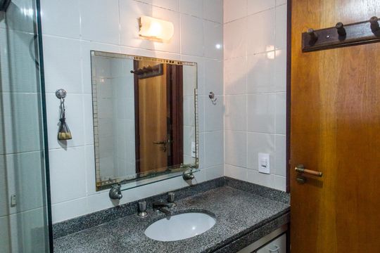 Banheiro de casa de condomínio para alugar com 4 quartos, 490m² em Alphaville, Santana de Parnaíba