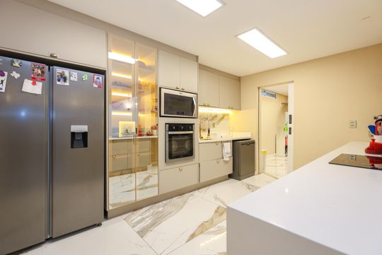 Cozinha de casa de condomínio à venda com 4 quartos, 347m² em Real Parque, São Paulo