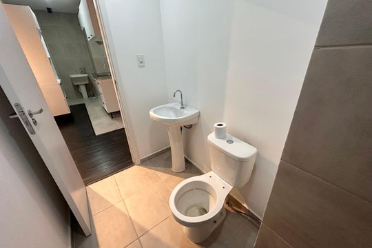 Banheiro social de apartamento à venda com 2 quartos, 52m² em Jardim São Luís, São Paulo