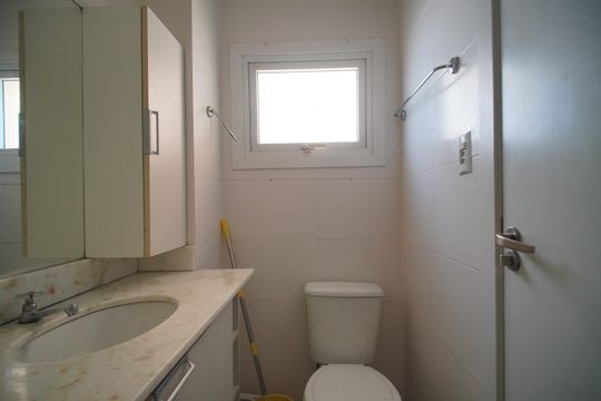 Banheiro de kitnet/studio para alugar com 1 quarto, 30m² em Centro, São Leopoldo