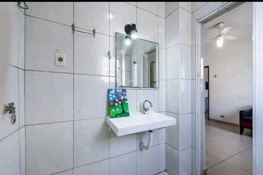 Banheiro de apartamento para alugar com 1 quarto, 36m² em José Menino, Santos