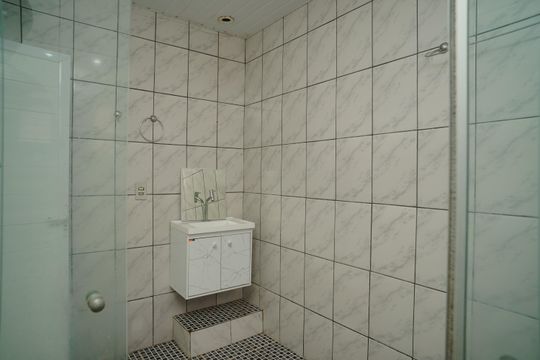 Banheiro do Quarto 2 de casa para alugar com 3 quartos, 360m² em Pindobas, Maricá