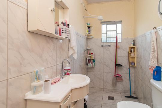 Banheiro de casa à venda com 2 quartos, 170m² em Belém Velho, Porto Alegre