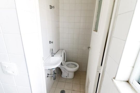 Banheiro de serviço de apartamento para alugar com 3 quartos, 90m² em Jardim Ampliacao, São Paulo