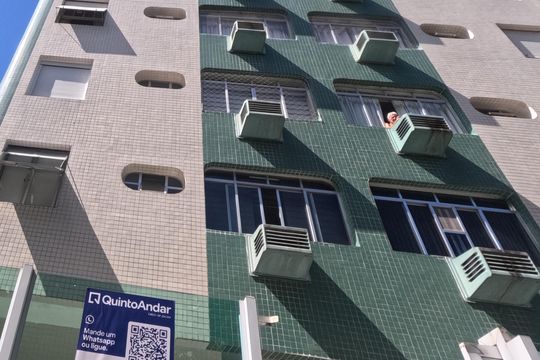 Fachada | Adesivo/Placa Quintoandar instalado  de apartamento para alugar com 2 quartos, 96m² em Ponta da Praia, Santos