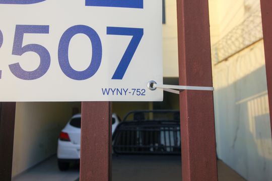 Placa instalada em 15/04/2026 com o código WYNY-752 de casa à venda com 3 quartos, 172m² em Vila Aquilino, Santo André
