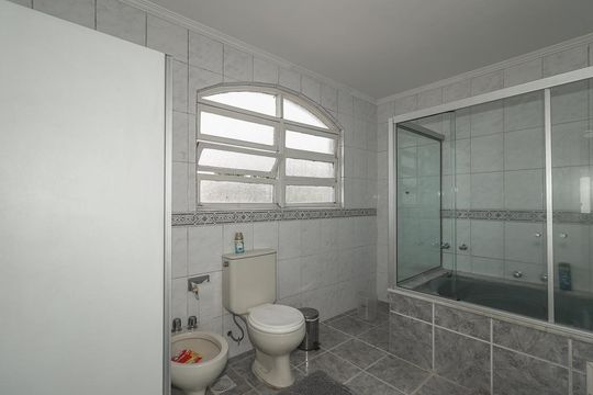 Banheiro da Suíte de casa à venda com 5 quartos, 300m² em Sarandi, Porto Alegre