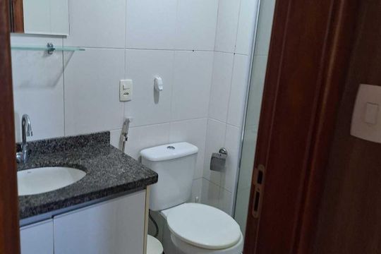 Banheiro de apartamento para alugar com 1 quarto, 51m² em Caminho das Árvores, Salvador