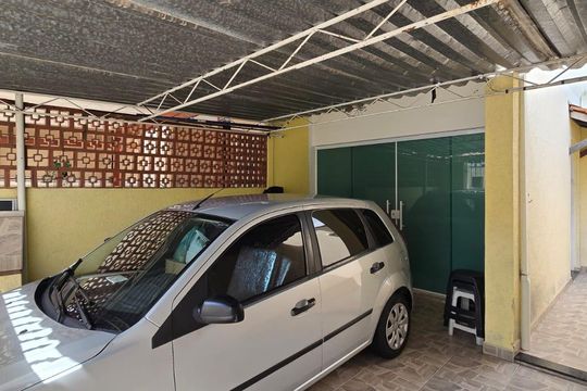 Garagem  de casa à venda com 4 quartos, 135m² em Vila Rosalia, Guarulhos