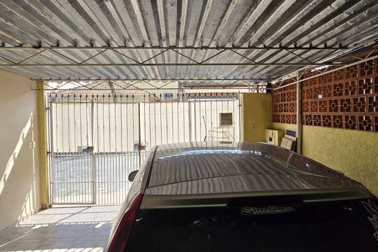 Garagem  de casa à venda com 4 quartos, 135m² em Vila Rosalia, Guarulhos
