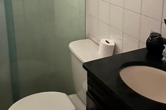 Banheiro de apartamento à venda com 2 quartos, 55m² em Itanhangá, Rio de Janeiro