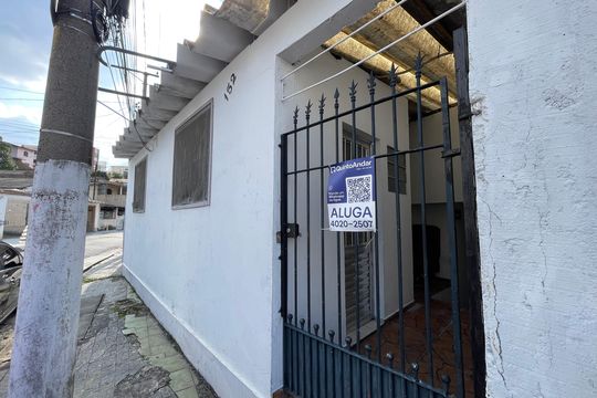 Fachada com plaquinha de casa para alugar com 1 quarto, 30m² em Jaguaré, São Paulo