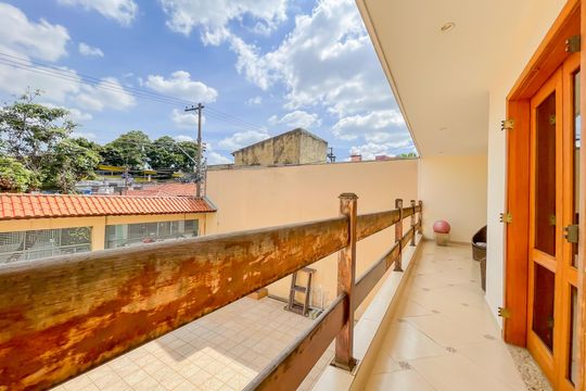 Sacada de casa à venda com 5 quartos, 135m² em Remédios, Osasco