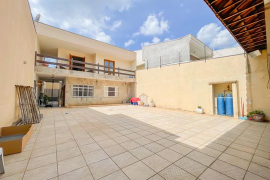 Garagem de casa à venda com 5 quartos, 135m² em Remédios, Osasco