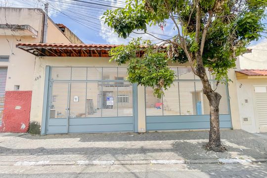 Fachada de casa à venda com 5 quartos, 135m² em Remédios, Osasco