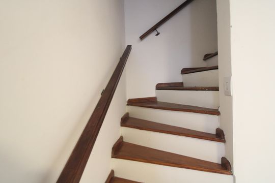 Escada de casa de condomínio para alugar com 2 quartos, 75m² em Jardim Marajoara, São Paulo