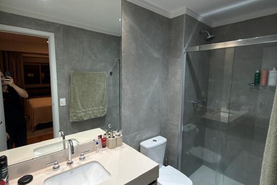 Banheiro de apartamento à venda com 1 quarto, 51m² em Alphaville Industrial, Barueri