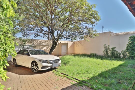 Jardim de casa para alugar com 4 quartos, 330m² em Marta Helena, Uberlândia