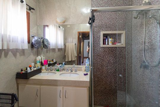 Banheiro da suíte 3 de casa para alugar com 3 quartos, 450m² em Nova Fazendinha, Carapicuíba