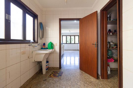 Área de serviço de casa para alugar com 3 quartos, 450m² em Nova Fazendinha, Carapicuíba