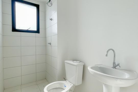 Banheiro de apartamento à venda com 2 quartos, 43m² em Rochdale, Osasco