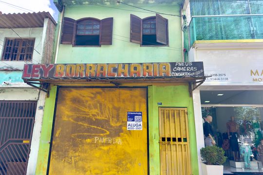 Placa instalada na fachada do imóvel de casa para alugar com 3 quartos, 300m² em Jardim Ponte Alta I, Guarulhos