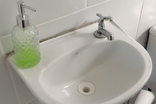Banheiro de apartamento para alugar com 2 quartos, 46m² em Jardim Itu-sabará, Porto Alegre